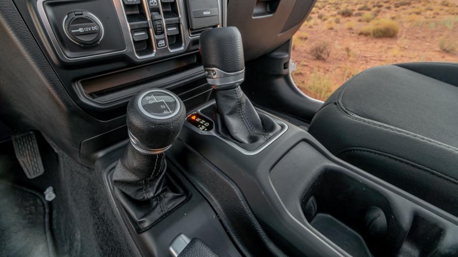 Детали интерьера Jeep Gladiator Sport (JT) 2019 года  (NA) (фото 15 из 26)